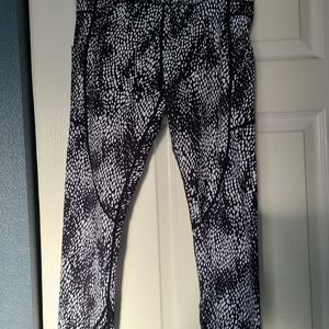 Zyia black & white leggings size 8-10 GUC
